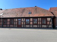 IMG_1809 Urspr�nglicher Backsteinbau mit Blick auf Schloss Basedow und den Schlossteich...