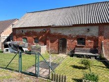 IMG_1822 Urspr�nglicher Backsteinbau mit Blick auf Schloss Basedow und den Schlossteich...