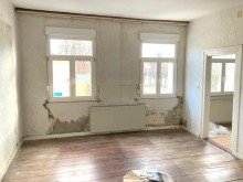 Bild... Zentral: Reihenhaus mit Anbau und Innenhof - teilvermietet....
