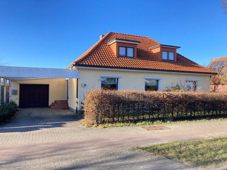Ansicht Malchin Einfamilienhaus Markantes Einfamilienhaus: Wintergarten - Kamin - Sauna - Vollkeller - Garage - Nebengeb�ude....