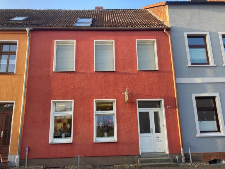 Bild... Malchin Reihenhaus Zentral: Reihenhaus mit Anbau und Innenhof - teilvermietet....