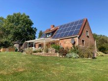 Bild... Freier Blick: Gem�tlicher Backsteinbau mit S�dterrasse - Solaranlage - Sauna....