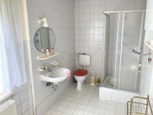 Bild... Viel Platz zum Leben: Gro�es Wohnhaus mit Backsteinanbau - vielseitig nutzbar....