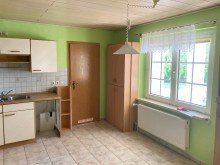 Bild... Am Ortsrand: Gro�e Haush�lfte mit zwei Vollgeschossen - Nebengeb�ude - Garage - Carport.....