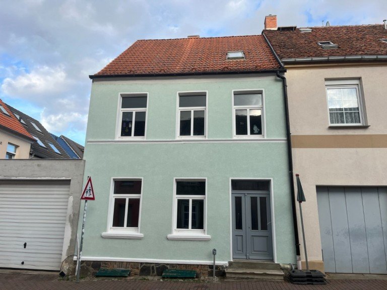 IMG_4102 Malchin Reihenendhaus Zentral: Reihenhaus mit Hoffl�che - Sanierung begonnen - Nebengeb�ude mit Garage....