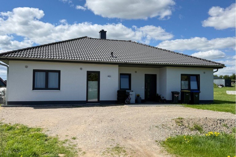 image0-fotor-20260508125724 Basedow Haus Randlage: Neuwertiger Bungalow - Energie A+ - 5 Zimmer - 2 Badezimmer - Einbauk�che.....