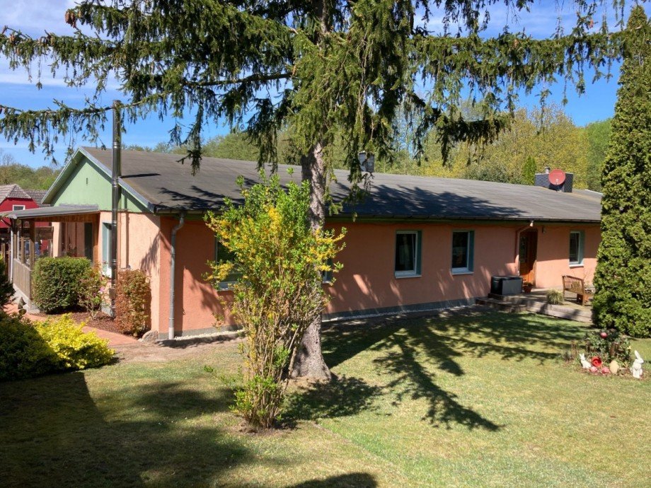 Bild... Mehrfamilienhaus Basedow