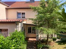Bild... Am Ortsrand: Gro�e Haush�lfte mit zwei Vollgeschossen - Nebengeb�ude - Garage - Carport.....