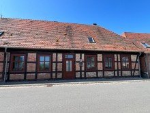IMG_1804 Urspr�nglicher Backsteinbau mit Blick auf Schloss Basedow und den Schlossteich...