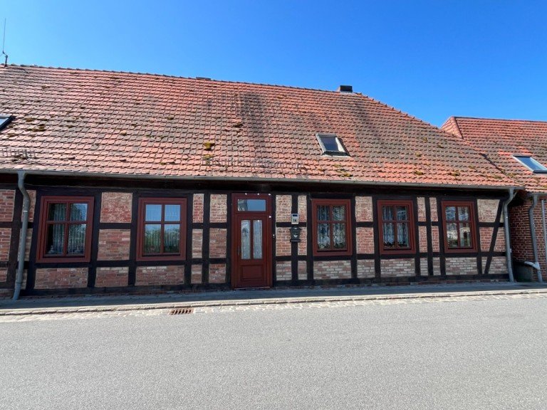 IMG_1804 Basedow Einfamilienhaus Urspr�nglicher Backsteinbau mit Blick auf Schloss Basedow und den Schlossteich...