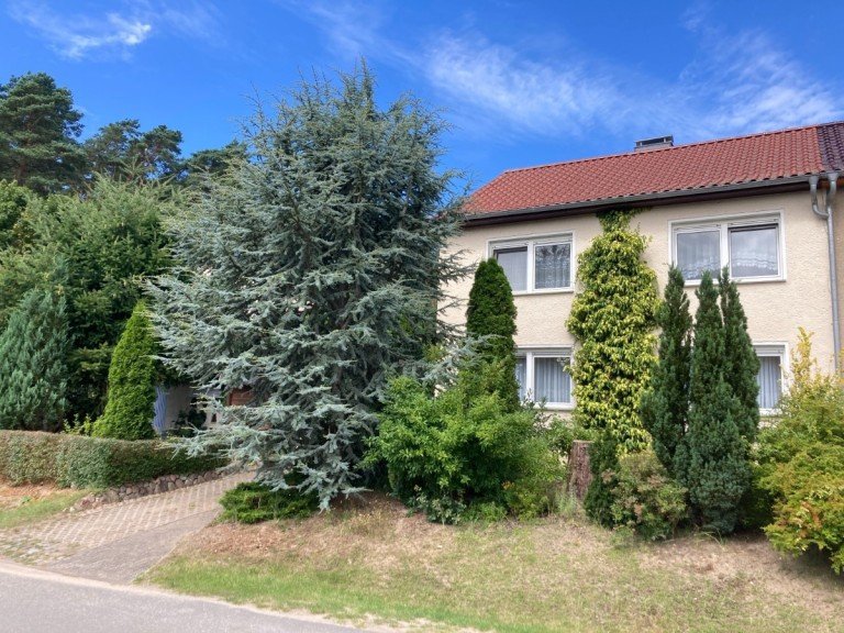 Bild... Gielow Doppelhaush�lfte Am Ortsrand: Gro�e Haush�lfte mit zwei Vollgeschossen - Nebengeb�ude - Garage - Carport.....