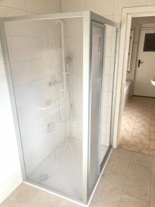 Bild... Zentral: Reihenhaus mit Anbau und Innenhof - teilvermietet....